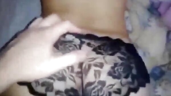 ស្រ្ដីស្រអែមស្រើបស្រាល Erica Valentine ទទួលការព្យាបាលសម្រាប់ខ្ទុះដែលឆេះរបស់នាង